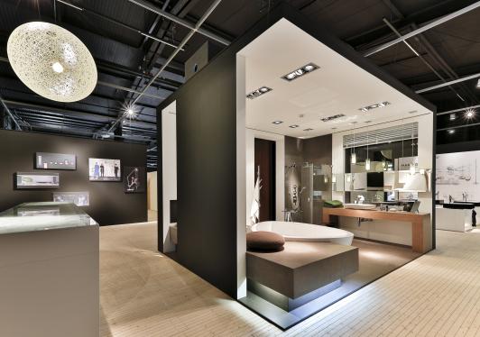 Inszenierte Badszene im AXOR-Ausstellungsbereich der Hansgrohe Aquademie Schiltach mit Badewanne, Waschplatz und Beleuchtung.Architektur von arc+ Freudenstadt