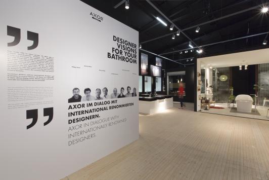 AXOR-Ausstellungsbereich in der Hansgrohe Aquademie Schiltach mit Designinstallationen und Präsentationsflächen für Badezimmerkonzepte. Architektur arc+ Freudenstadt