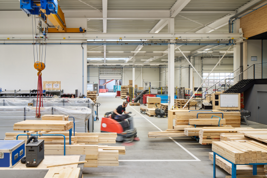Moderne Produktionshalle mit Holzbearbeitung, Materialfluss, Krananlage und Fertigungsbereichen am Standort der BROPACK GmbH in Dornhan. BROPACK entwickelt und produziert maßgeschneiderte Transportverpackungen, Industrieverpackungen sowie Verpackungslösungen aus Holz für den Maschinenbau, die Industrie und die internationale Logistik. Bauherr: BROPACK GmbH. Geplant und umgesetzt von arc+ GmbH Freudenstadt.