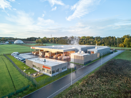 Luftaufnahme des Produktions- und Verwaltungsstandorts der BROPACK GmbH in Dornhan mit moderner Fertigung, Logistikflächen und Verwaltungsgebäude. BROPACK entwickelt und produziert individuelle Transportverpackungen, Industrieverpackungen sowie Verpackungslösungen aus Holz für Maschinenbau, Industrie und internationale Logistik. Bauherr: BROPACK GmbH. Geplant und umgesetzt von arc+ GmbH Freudenstadt.arcplus