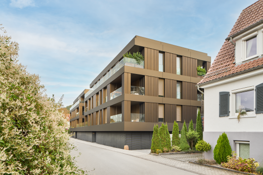 Außenansicht der Borgmann Wohnanlage in Nagold mit moderner Fassade, Balkonen und vertikalen Metalllamellen - geplant und umgesetzt von arc+