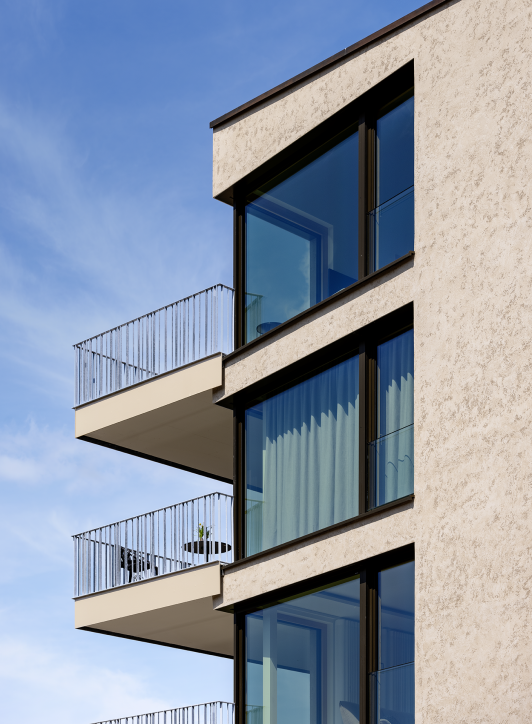 Detail eines Wohngebäudes mit auskragenden Balkonen, Metallgeländern und großen Fensterflächen mit Vorhängen geplant und umgesetzt von arc+