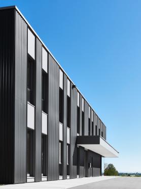 Außenansicht des Verwaltungsbaus Gläser in Horb mit moderner Metallfassade und klar gegliederten Fensterachsen.