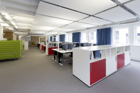 Offene Bürolandschaft mit höhenverstellbaren Arbeitsplätzen, Stauraummöbeln und flexiblen Arbeitsbereichen im Büro am Vorstadtplatz für Häfele, internationaler Hersteller von Möbel- und Baubeschlägen, Schließsystemen und Beleuchtung, in Nagold. Bauherr: Häfele SE & Co KG. Geplant und umgesetzt von arcplus GmbH Freudenstadt.