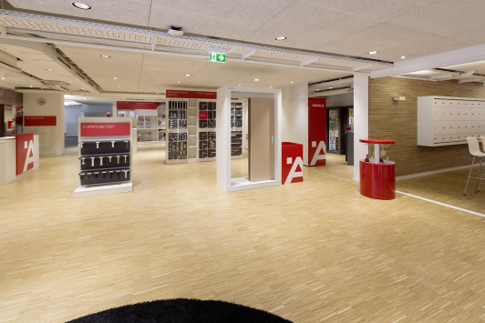 Moderner Ausstellungs- und Beratungsbereich mit Produktpräsentationen für Häfele, internationaler Hersteller von Möbel- und Baubeschlägen, Schließsystemen und Beleuchtung, im Büro am Vorstadtplatz in Nagold. Bauherr: Häfele SE & Co KG. Geplant und umgesetzt von arc+ GmbH Freudenstadt.