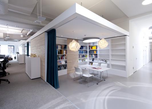 Neu gestaltete Bürofläche bei Hansgrohe in Schiltach mit integrierter Bibliotheks- und Besprechungszone sowie offener Arbeitsstruktur – geplant von arcplus und Vitra Interior Design