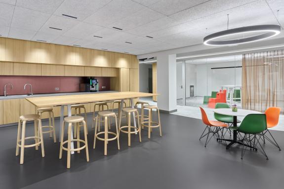 Offene Arbeits- und Kommunikationsbereiche im Hansgrohe FlexWork Schiltach mit Lounge, höhenverstellbaren Tischen und flexiblen Besprechungszonen – geplant von arcplus Freudenstadt