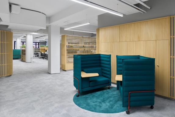 Das FlexWork-Konzept von Hansgrohe in Schiltach kombiniert offene Arbeitsflächen mit integrierten Rückzugsräumen und schafft so eine ausgewogene Balance zwischen Kommunikation und Konzentration - geplant von arc plus Freudenstadt