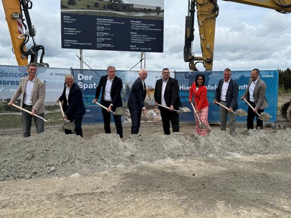 Offizieller Spatenstich für den HOMAG Neubau mit Vertreter:innen aus Unternehmen und Planung – Projekt geplant von arcplus