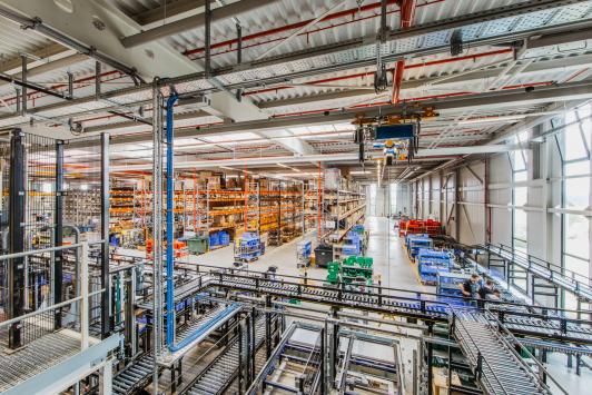 „Moderne Logistikhalle von Homag in Schopfloch mit automatisierter Fördertechnik, Hochregallagern und industrieller Architektur.“