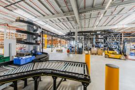 „Moderne Logistikhalle von Homag mit automatisierter Fördertechnik, Lagerflächen und industrieller Infrastruktur in Schopfloch.“