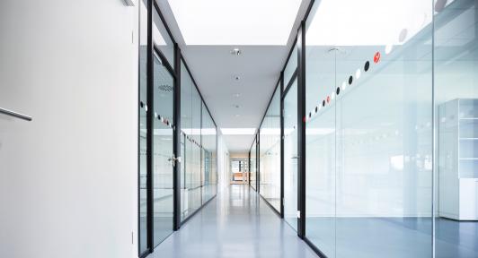 Im Projekt MEDEL verwischen die Grenzen zwischen Administration und Produktion: Glastrennwände und klare Sichtachsen schaffen Transparenz und fördern den Austausch zwischen den hochsensiblen Arbeitsbereichen