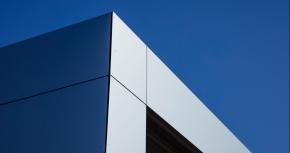 Detailaufnahme einer modernen Gebäudeecke mit klaren Fassadenlinien, hochwertiger Metallverkleidung und präziser architektonischer Ausführung – geplant und umgesetzt von arc+ Freudenstadt.