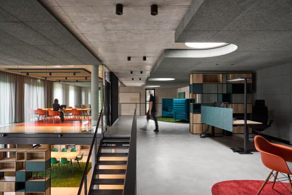Moderne Büro- und Kommunikationsbereiche mit offenen Arbeitsplätzen, Besprechungsräumen und Rückzugszonen im Logistik- und Verwaltungsgebäude der SHW Logistik und Vertrieb GmbH, Hersteller von Schmiedeprodukten, Handwerkzeugen sowie Lösungen für Garten-, Forst-, Landwirtschafts- und Kommunaltechnik, in Freudenstadt. Bauherr: SHW Logistik und Vertrieb GmbH. Geplant und umgesetzt von arc+ GmbH Freudenstadt.