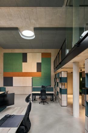 Moderne Büroarchitektur mit offenen Arbeitsplätzen, akustisch wirksamen Wandpaneelen, Galerie und flexiblen Arbeitsbereichen im Logistik- und Verwaltungsgebäude der SHW Logistik und Vertrieb GmbH, Hersteller von Schmiedeprodukten, Handwerkzeugen sowie Lösungen für Garten-, Forst-, Landwirtschafts- und Kommunaltechnik, in Freudenstadt. Bauherr: SHW Logistik und Vertrieb GmbH. Geplant und umgesetzt von arc+ GmbH Freudenstadt.
