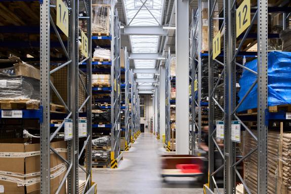 Modernes Hochregallager mit Palettenregalen, optimierten Lager- und Materialflüssen sowie effizienter Intralogistik im Logistik- und Verwaltungsgebäude der SHW Logistik und Vertrieb GmbH, Hersteller von Schmiedeprodukten, Handwerkzeugen sowie Lösungen für Garten-, Forst-, Landwirtschafts- und Kommunaltechnik, in Freudenstadt. Bauherr: SHW Logistik und Vertrieb GmbH. Geplant und umgesetzt von arc+ GmbH Freudenstadt.